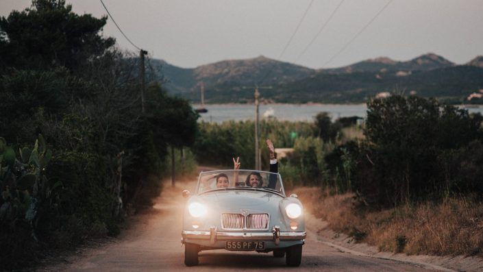 Les mariés en voiture ancienne décapotable sur la route