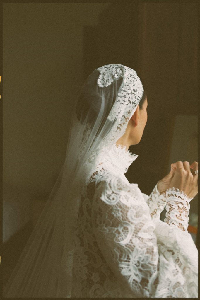 Mariage de Victoria et Paul : portrait de la mariée voilée de dentelle