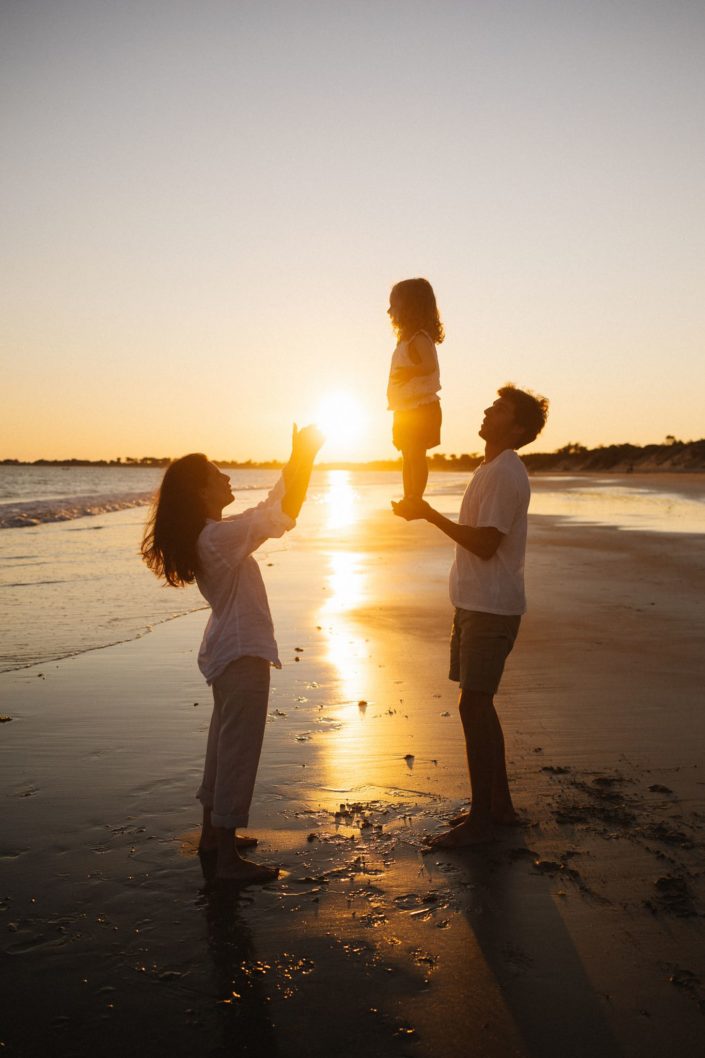 Séance photo des mariés au coucher du soleil
