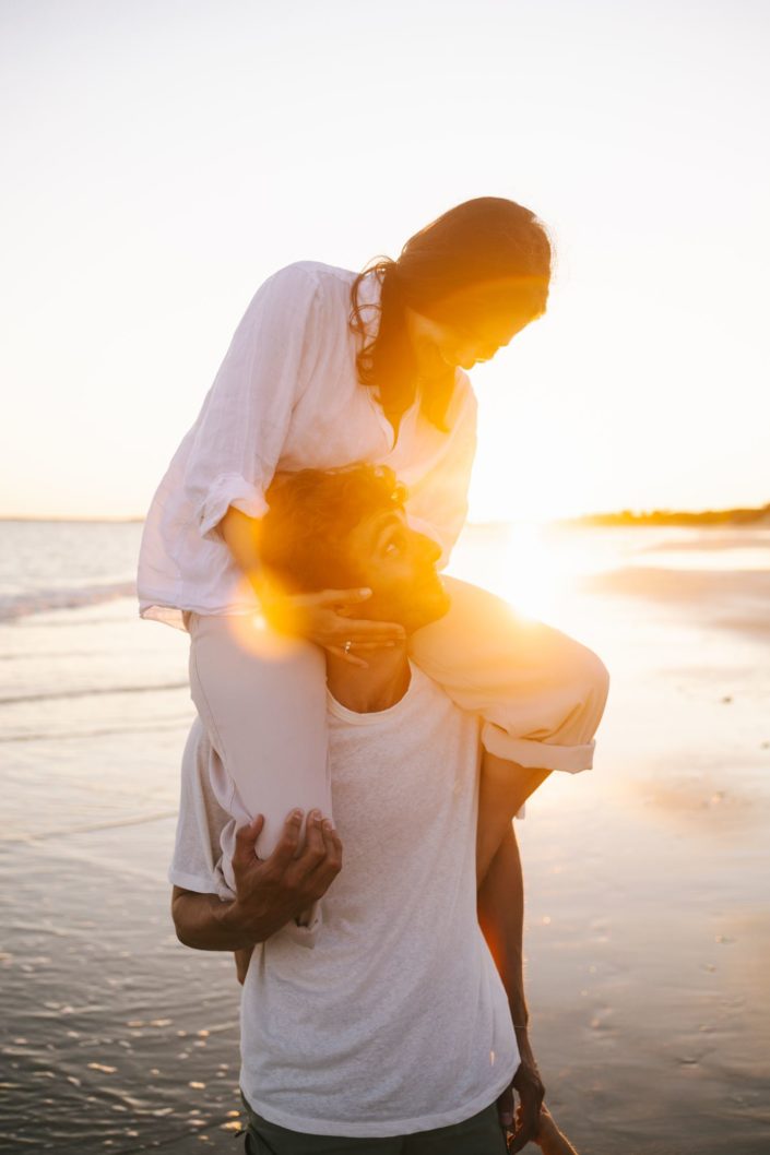 Les mariés amoureux sur la plage