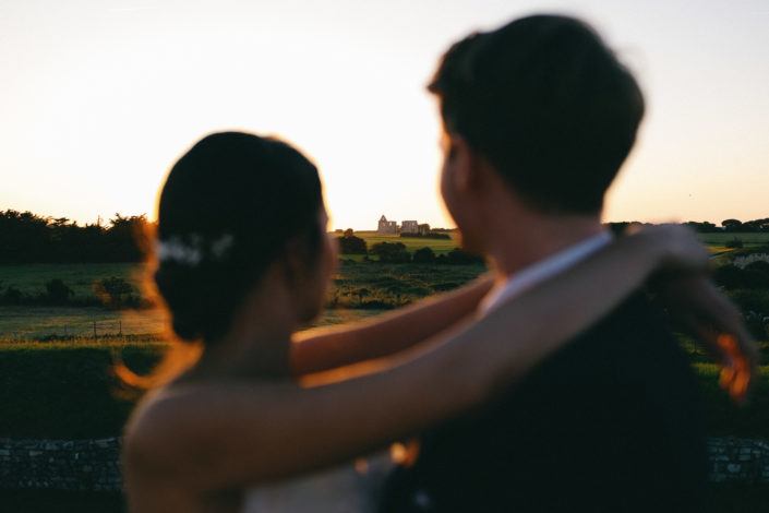 Les mariés dansent au coucher du soleil