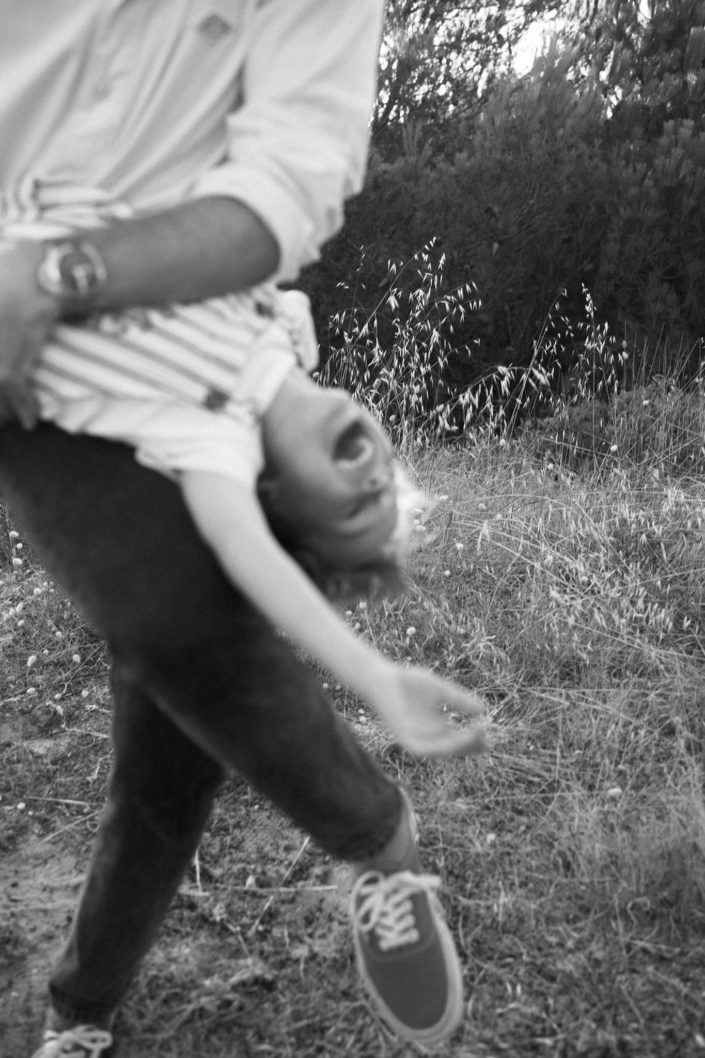 Enfant tournoyant avec insouciance, photo en noir et blanc
