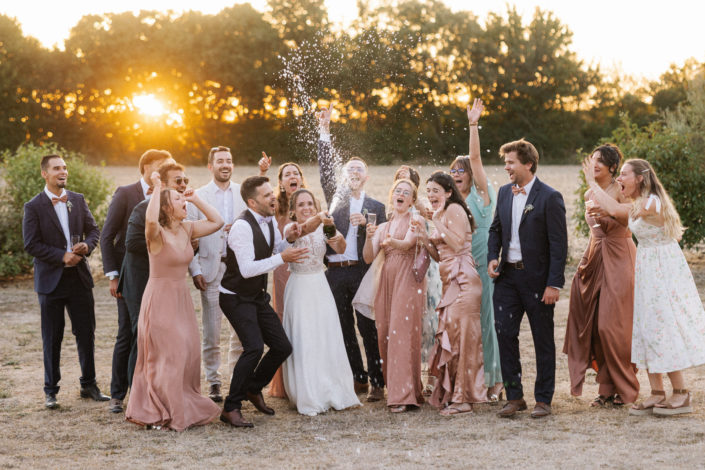 Douche de champagne pendant la fête de mariage
