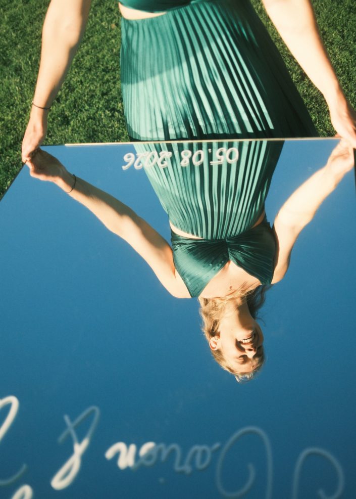 Reflet des mariés dans un miroir