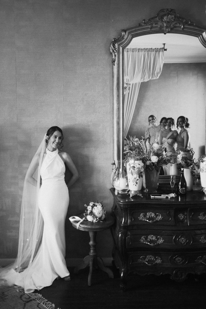 Moment complice et naturel de la mariée