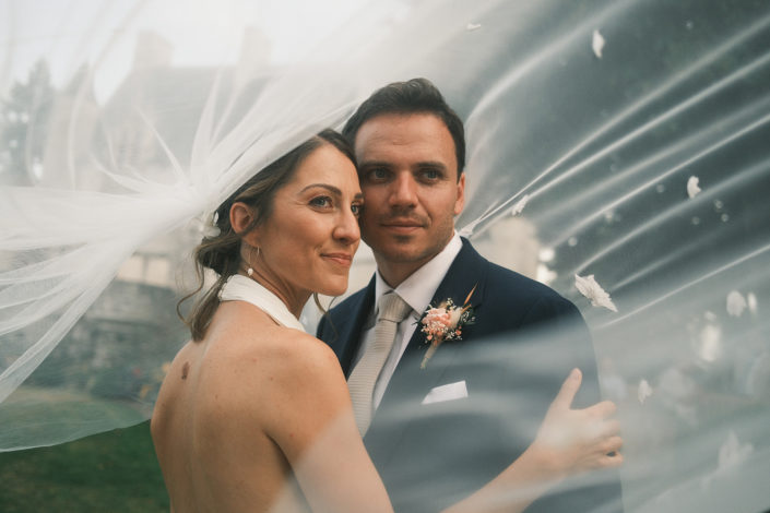 Portrait des mariés, la mariée voilée de dentelle