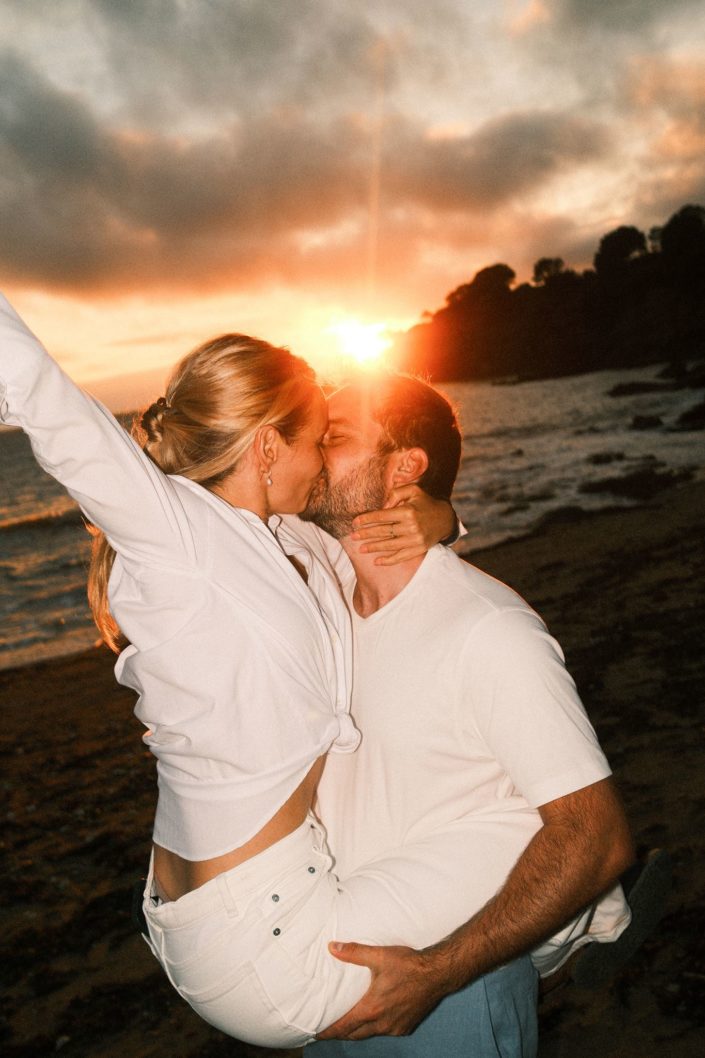 Les mariés amoureux au coucher du soleil