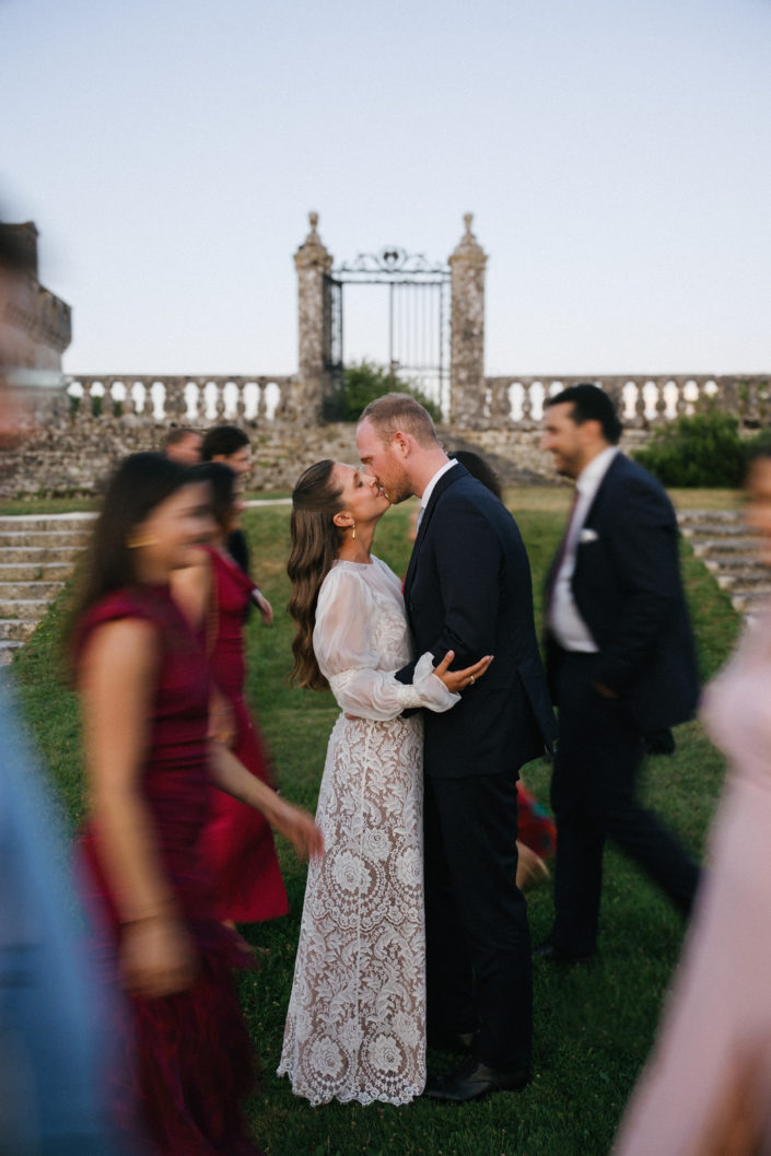Cérémonie de mariage en plein air devant un monument