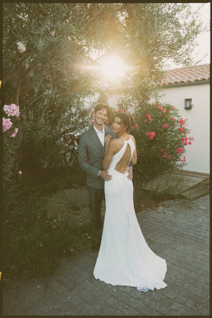 Mariage de Juliette et James : les mariés enlacés à contre-jour sous un olivier